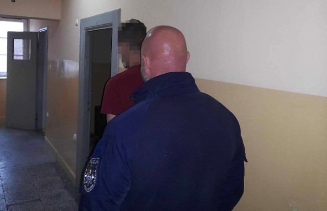 Policjantów zaniepokoiło dziwne zachowanie 19-latka w Liniewie. Po kontroli okazało się, że ma on przy sobie narkotyki.