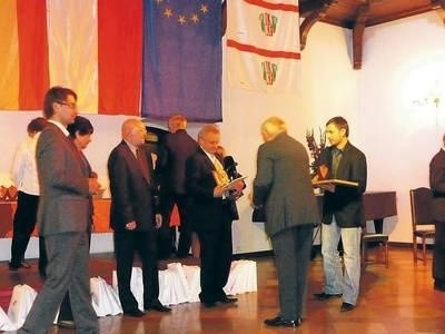 Dyrektor MGOKiS Dobczyce Andrzej Topa z pucharem, po prawej Wacław Prztyk. Fot Andrzej Domagalski
