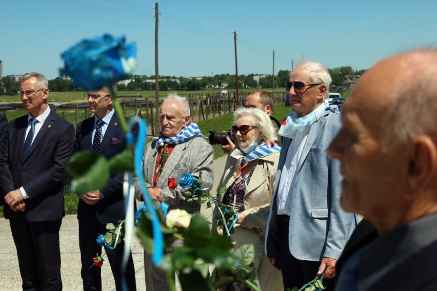 Niebieskie róże dla ofiar obozów zagłady. W Lublinie oddano hołd poległym. Galeria zdjęć