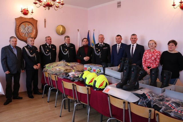 Oficjalne przekazanie sprzętu strażackiego odbyło się w środę, 22 grudnia, w siedzibie Urzędu Gminy w Rzeczniowie.