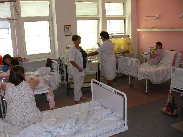 Jeśli będzie ewakuacja pacjentów ze skarżyskiego szpitala, to 1 czerwca. Na razie oddziały pracują normalnie. Na zdjęciu położne z oddziału położniczego w sali noworodków. 