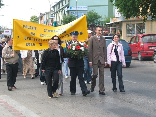 Uczestnicy obchodów przeszli głównymi ulicami Tarnobrzega, by złożyć kwiaty pod pomnikiem Bartosza Głowackiego.