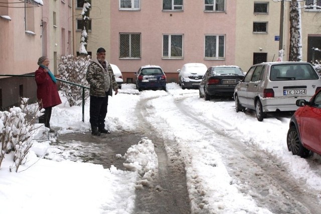 Lokatorzy denerwują się tym, że prosto z klatki schodowej wychodzi się na ulicę, a chodnika jak nie było, tak nie ma.