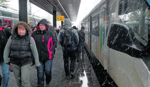 Koleje Śląskie ugięły się pod presją pasażerów i zmieniły rozkład jazdyKolje Śląskie zmieniły rozkład jazdy tak, aby umożliwić pracownikom firmy TRW dojazd do domu