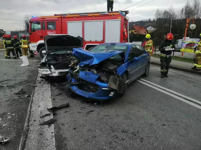 Na drodze wojewódzkiej 966 w Trąbkach koło Wieliczki zderzyły się dwa samochody osobowe. W wypadku odniosła obrażenia jedna osoba