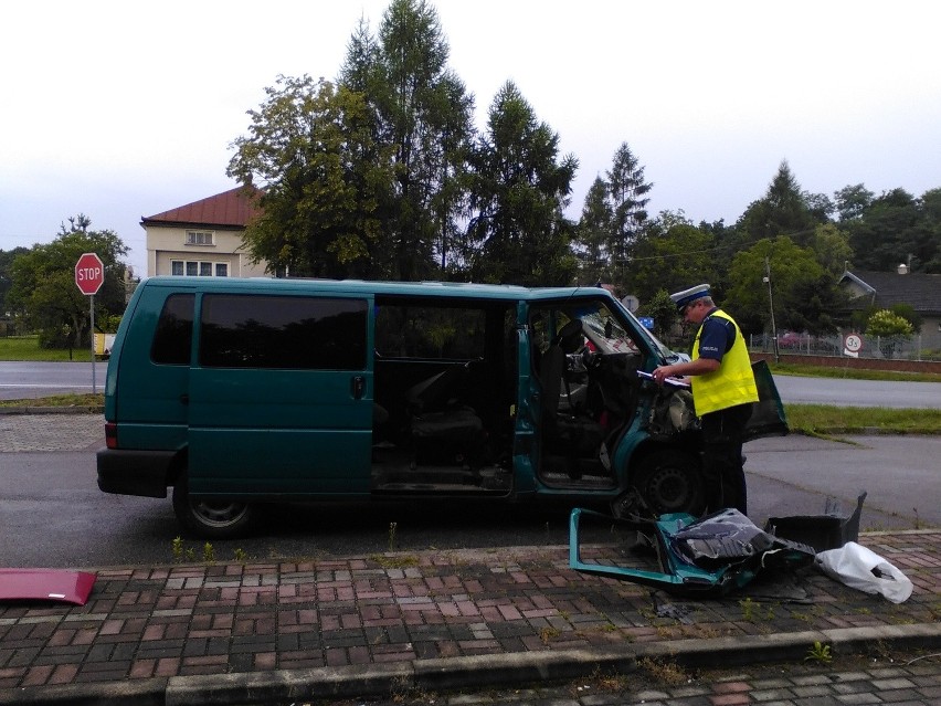 Łętowice. Groźny wypadek, zderzenie busa z ciężarówką 6 osób rannych [ZDJĘCIA, WIDEO]