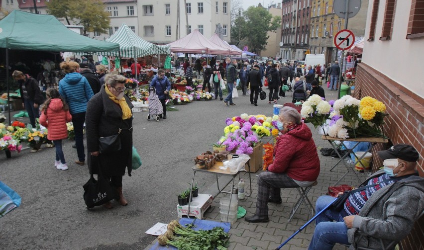 Targowisko w Chorzowie. Ruch przed 1 listopada. Kwiaty,...