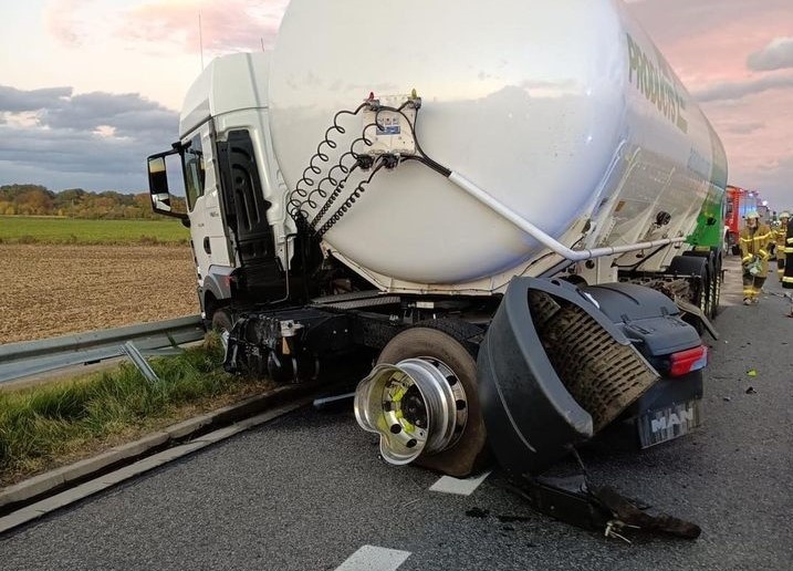 Wypadek na obwodnicy Kędzierzyna-Koźla. Autocysterna z ciekłym azotem zderzyła się z osobówką. Jedna osoba została ranna