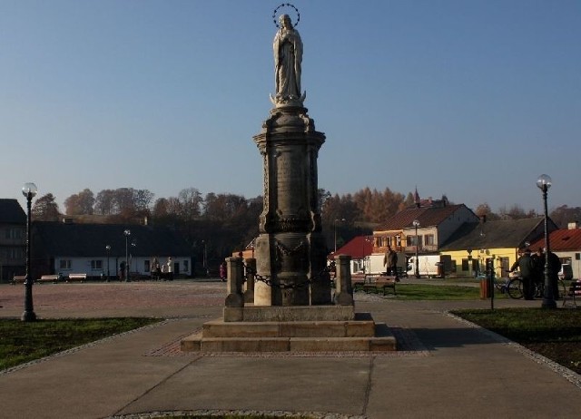 Kunowski rynek łączy tradycję z nowoczesnością. Wokół alejek ustawiono 44 ławeczki. Odrestaurowano pomniki.