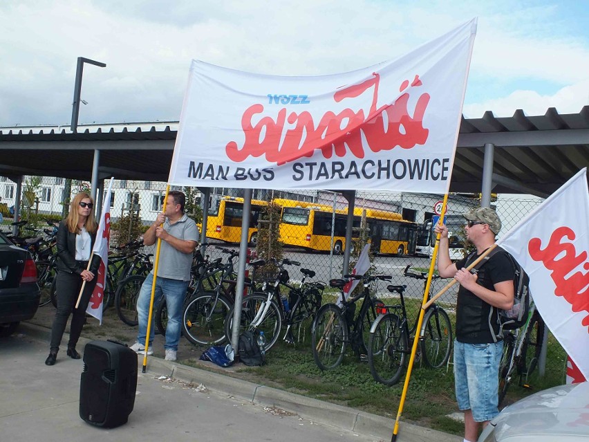 Potrójna pikieta protestacyjna związkowców przed firmą MAN BUS w Starachowicach [ZDJĘCIA]