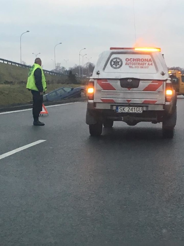 Kierowca samochodu wypadł z trasy na autostradzie A4