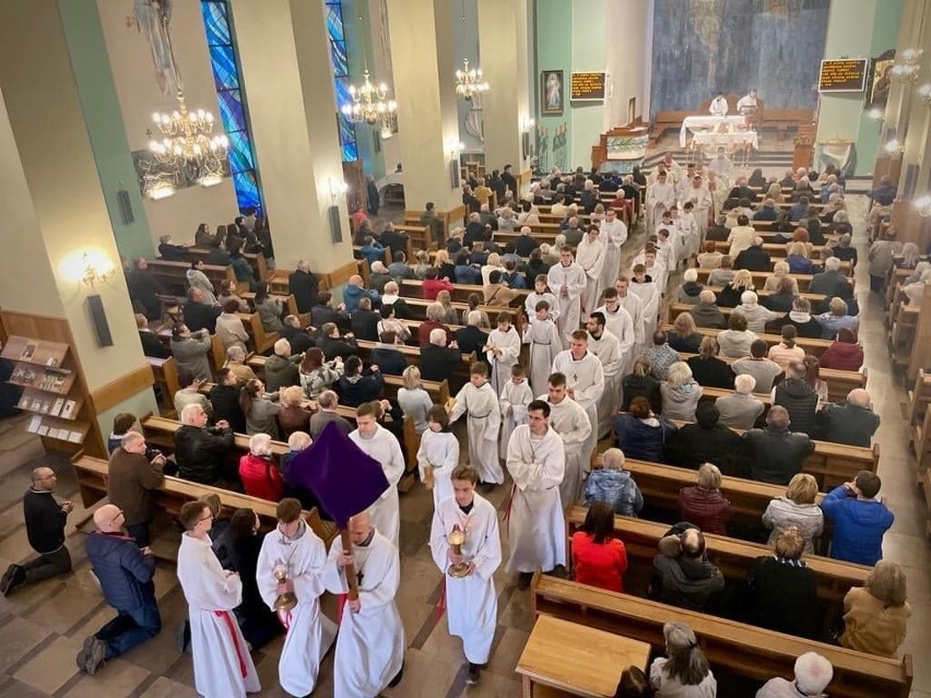 Msza święta Wieczerzy Pańskiej w parafii Chrystusa Króla w Kielcach. Po niej przeniesiono Najświętszy Sakrament do Ciemnicy