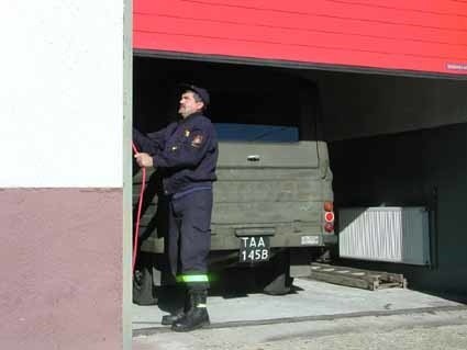 Nowe bramy garażowe są szczelne i łatwo się je obsługuje - mówi st. ogniomistrz Andrzej Dygdoń.