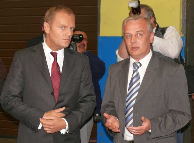 Premier Donald Tusk i prezes HSW Krzysztof Trofiniaka w 2009 roku.