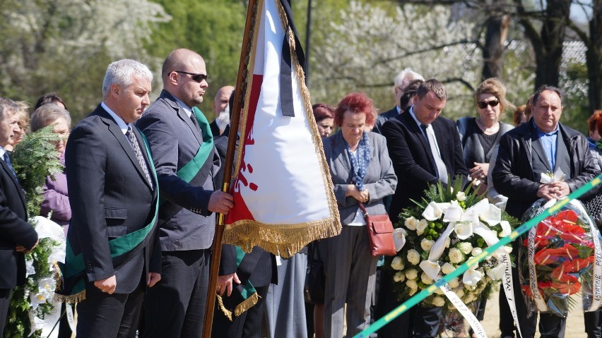 Cisza we łzach. Pogrzeb Norberta Małolepszego, radnego PiS z...