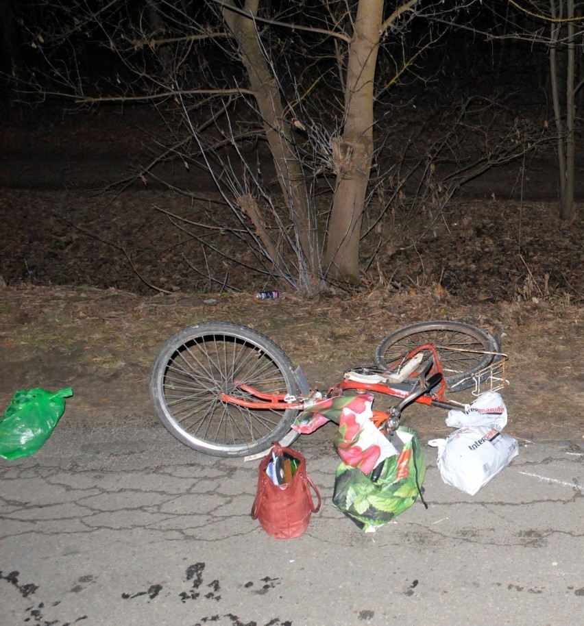 Śmiertelny wypadek rowerzystki we wsi koło Pajęczna. We wsi Patrzyków zginęła starsza kobieta 