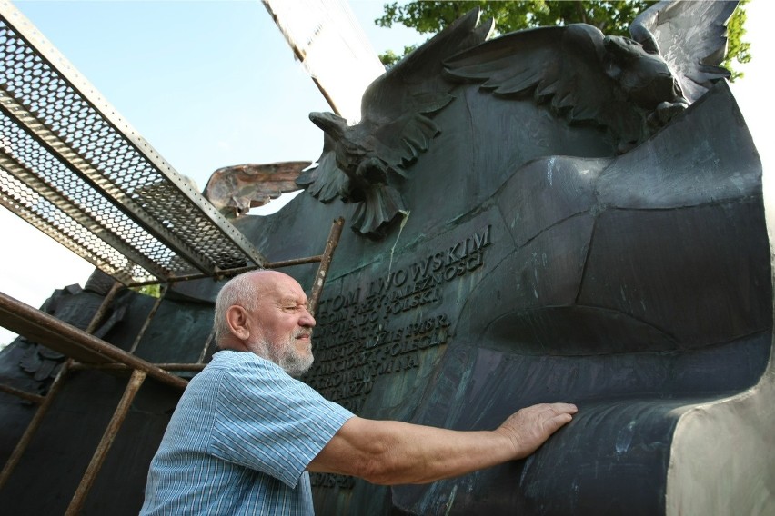 Nad naprawą pomnika pracują: prof. Jan Siek, jego syn...