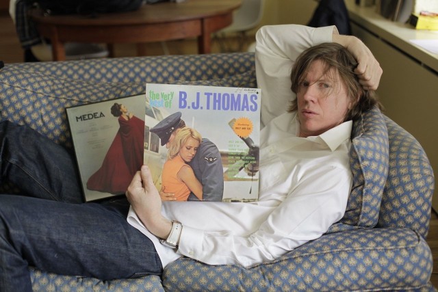 Zdjęcie przedstawia Thurstona Moore'a trzymający w rękach płytę B.J. Thomasa, gwiazdy muzyki easy listening. Nie podejmujemy się interpretacji.