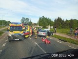 Tragiczny finał wypadku w Kacprowicach w  gminie Wolanów. W szpitalu zmarł kierowca audi, w który wjechał peugeot