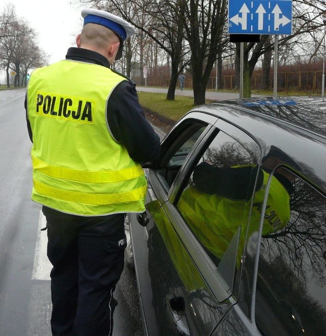 Policyjna kontrola kierowców. Posypały się mandaty m.in. za brak zapiętych pasów.