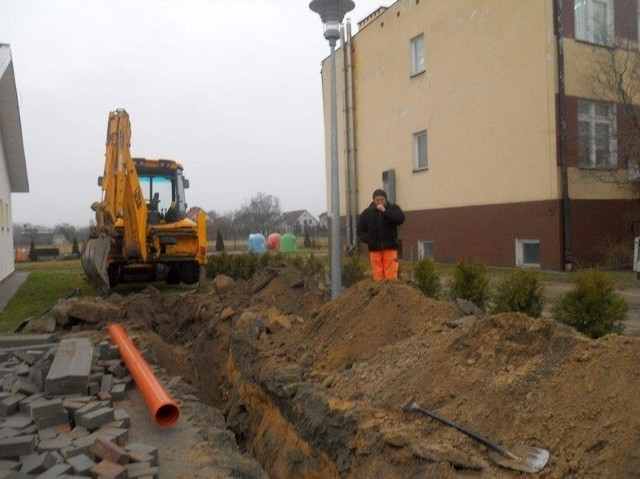 - Kanalizacja może być gotowa już w maju - uważa Grzegorz Kowalewski, kierownik robót