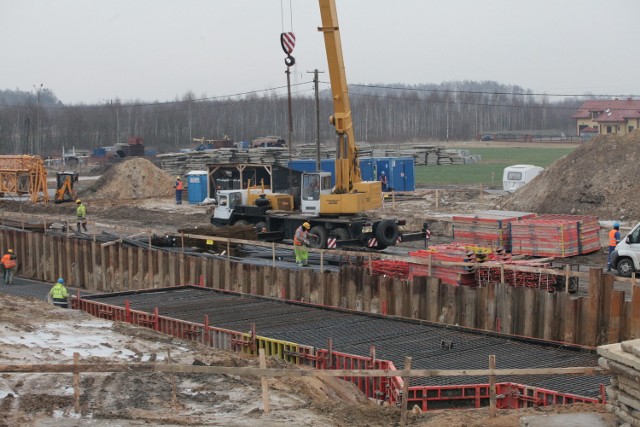 Mimo zerwania umowy z głównym wykonawcą podłódzkiego odcinka autostrady A1, we wtorek prace na budowie wciąż trwały