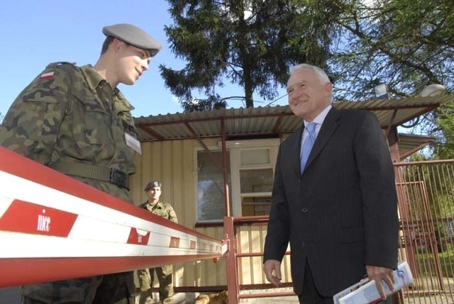 Leszek Miller w czasie wizyty w Redzikowie.