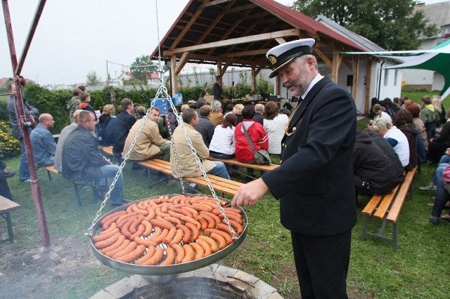 Jak przystało na gospodarza imprezy Lucjan Pietrzczyk zadbał o to, by goście nie byli głodni. Na tę szczególną okazję założył galowy strój żeglarski.