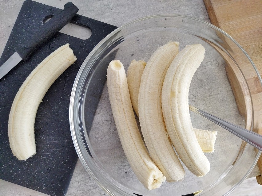 Potrzebujesz 5 dojrzałych, miękkich bananów.