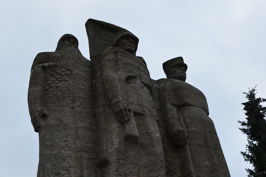 Monument na pl. Wolności 50. lat temu, w rocznicę Rewolucji...