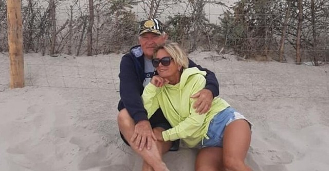 Iwona Mazurkiewicz i Gerard Makosz wybrali się nad polskie morze. Gwiazdy programu "Sanatorium miłości" opublikowały już w sieci pierwsze fotki z urlopu. Seniorzy łączą przyjemne z pożytecznym. Uprawiają na plaży slow jogging!Fot. Facebook.com/@Emeryci NIEemeryci