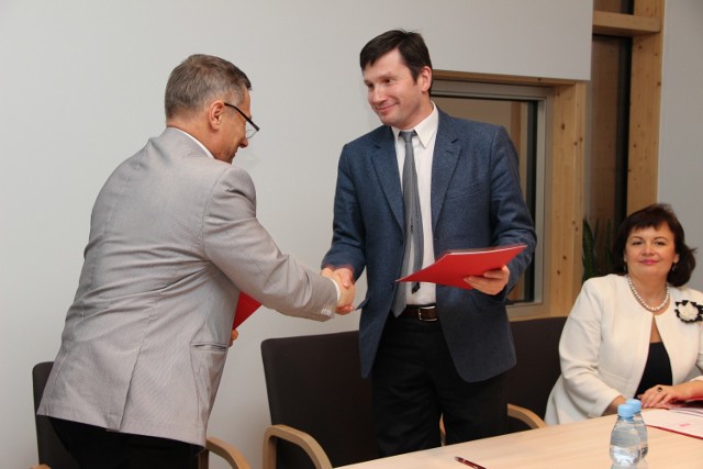 Prof. Leonard Etel (z lewej) oraz prof. Andrzej Korol podpisują umowę o współpracy Uniwersytetu w Białymstoku z Grodzieńskim Uniwersytetem Państwowym