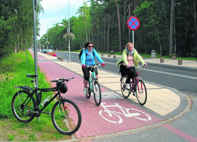 Nowa droga rowerowa na ul. Wczasowej w Ustce ma ponad 1,5 km długości, są na niej ławki i pojemniki na śmieci, ale nie ma ani jednego stojaka do parkowania rowerów.