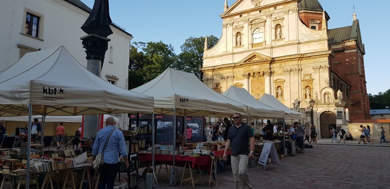 Na placu Św. Marii Magdaleny trwa Krakowski Kiermasz Książki, edycja wakacyjna