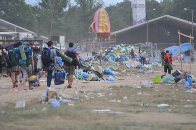 W niedzielę, 5 sierpnia, przed piątą nad ranem zakończył się PolAndRock Festival 2018. W drogę powrotną do domów ruszyły dziesiątki tysięcy festiwalowiczów. Jak co roku, zostały po nich tony śmieci. W tym roku jednak sporo odpadków zgromadzono w specjalnie do tego celu wyznaczonych miejscach.Przypomnijmy, nowością PolAndRock Festivalu 2018 była akcja "Zaraz będzie czysto". Organizatorzy rozdawali festiwalowiczom worki na śmieci i przygotowali na terenie imprezy punkty, w których można zostawiać zapełnione worki. Wielu uczestników posłuchało apeli organizatorów i zostawiło odpadki w specjalnie do tego wyznaczonych miejscach. Co ciekawe, znacznie miej niż w latach poprzednich jest też różnych mebli (kanap, foteli, krzeseł itd.). Tu również uczestnicy PolAndRock Festivalu posłuchali apeli Jurka Owsiaka, aby nie przywozić na festiwalowe pole takich przedmiotów, bo ich późniejsze sprzątnięcie jest problematyczne. Niemniej jednak do posprzątania z festiwalowej łąki są tony śmieci. Koszt uprzątnięcia terenu ponosi organizator. Sprzątaniem zajmuje się specjalnie do tego wynajęta firma. Trwa to zazwyczaj około dwóch, trzech tygodni. Wszystkie informacje o PolAndRock Festivalu 2018 (Przystanku Woodstock 2018) w Kostrzynie nad Odrą:  PolAndRock festival (Przystanek Woodstock 2018): koncerty, zdjęcia, filmy, informacje  PolAndRock Festival. Zobacz nasz serwis specjalny: 