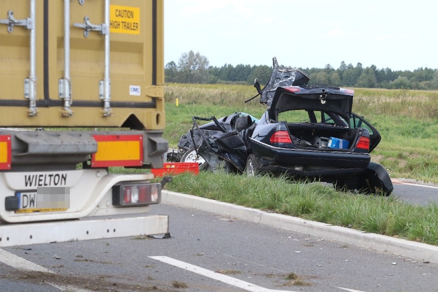 Tragiczny wypadek pod Wrocławiem. Nie żyje kierowca mercedesa 