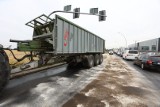 Wypadek ciągnika, na drogę wyciekło kilkaset litrów ropy. Ważny wyjazd z Wrocławia zablokowany