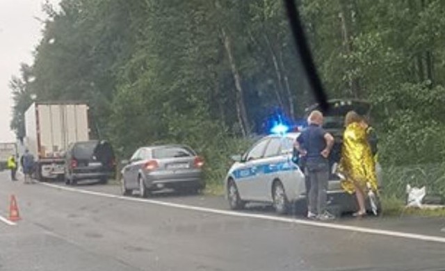 Trzy osoby zostały przewiezione do szpitala w wyniku wypadku na Dk 86 w Katowicach. Trwają policyjne czynności na miejscu wypadku, do którego doszło 11 sierpnia około godziny 11. Jak informuje policja - sprawcą jest kierowca samochodu osobowego, który zachował się na drodze nieodpowiedzialnie.