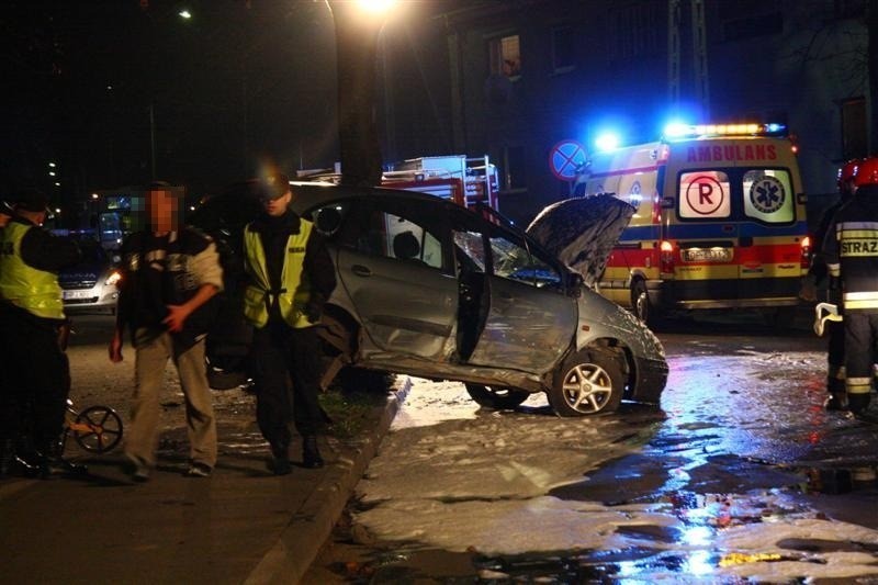 Opole: Wypadek na Luboszyckiej. Dachowal renault scenic.