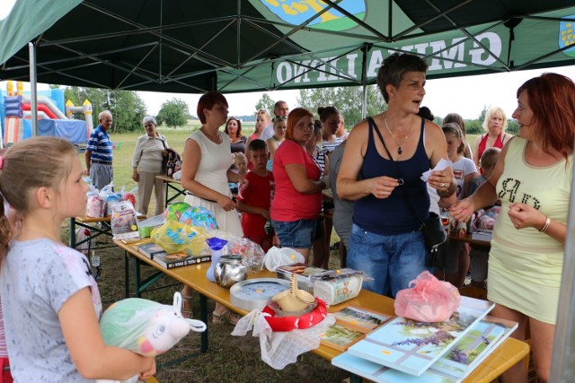 To kolejny festyn połączony ze zbiórką pieniędzy dla miejscowej szkoły. Na pomysł wpadła rada rodziców, która widzi ciągle rosnące potrzeby małej placówki.