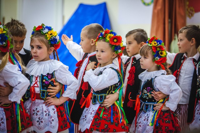 Dzieci i wychowawcy z przedszkola nr.3 w Ustce uczcili 100 rocznicę odzyskania niepodległości