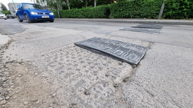 Na ulicy Leszczyńskiej w Kielcach w progu zwalniającym brakuje plastikowych elementów a z asfaltu wystają metalowe śruby. Zobacz kolejne zdjęcia zrobione na ulicy Leszczyńskiej i Śląskiej.
