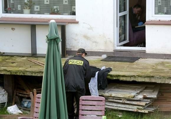 Ciało zabitego brata znaleziono w ogrodzie domu na szczecińskich Gumieńcach.