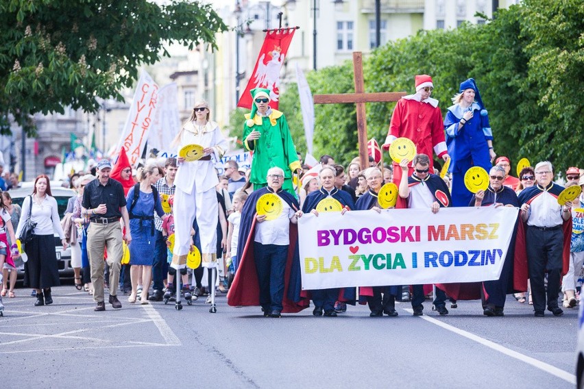 W manifestacji  przywiązania do wartości rodzinnych wzięły...