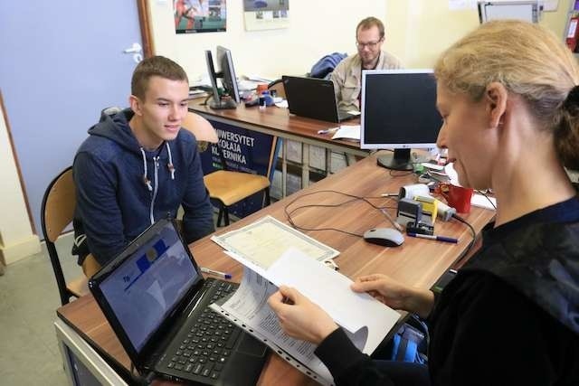 Przyjęci na studia dzienne dostarczają do uczelnianej komisji rekrutacyjnej  ostatnie niezbędne dokumenty