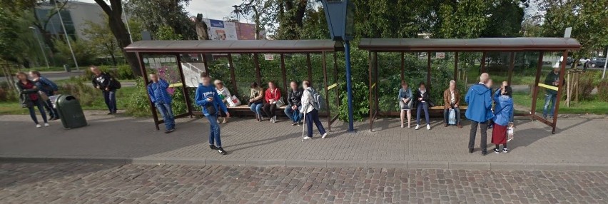 Mimo, że Google Street View automatycznie zamazuje twarze,...