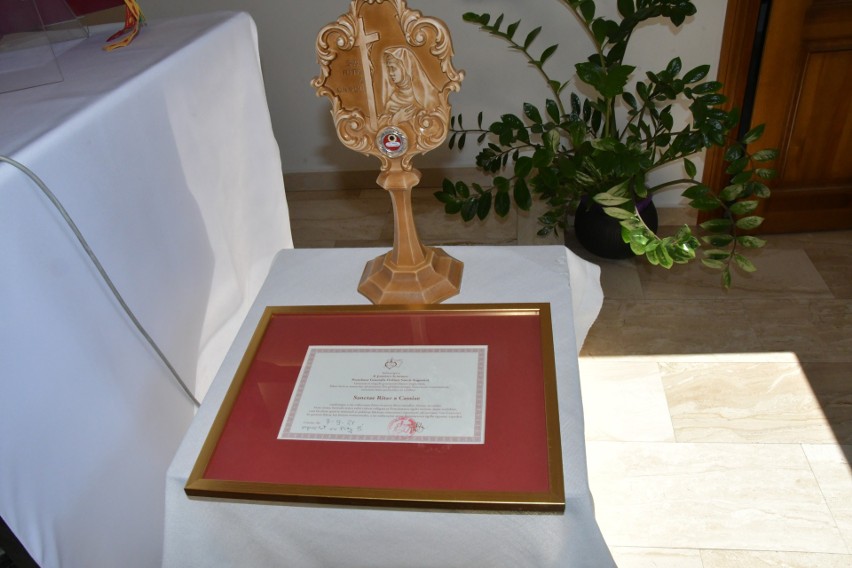 Ksiądz biskup Marian Florczyk odprawił mszę świętą w hospicjum w Kielcach. Wprowadził też relikwie świętej Rity z Cascii. Zobacz zdjęcia