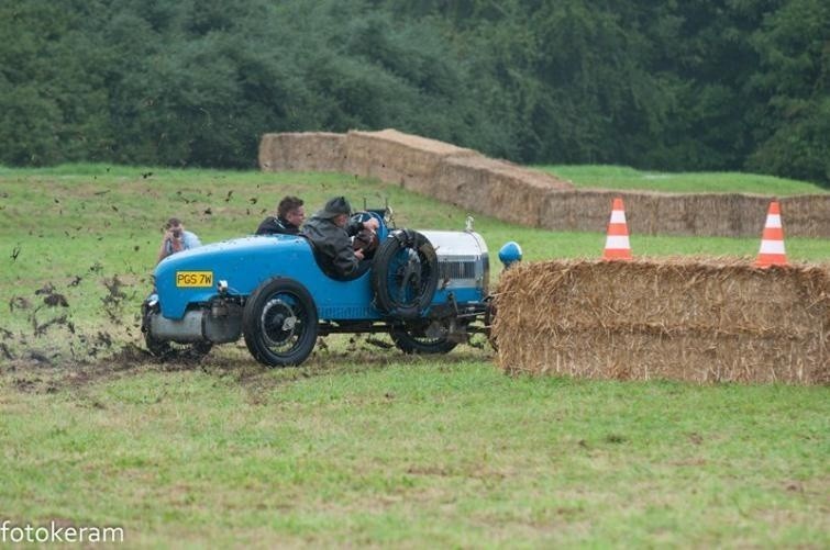 Widowiskowe próby sportowe samochodów zabytkowych na Moto...