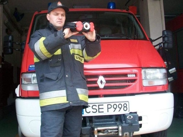 Starszy sekcyjny Krystian Gbur prezentuje najnowszy nabytek sępoleńskich strażaków.