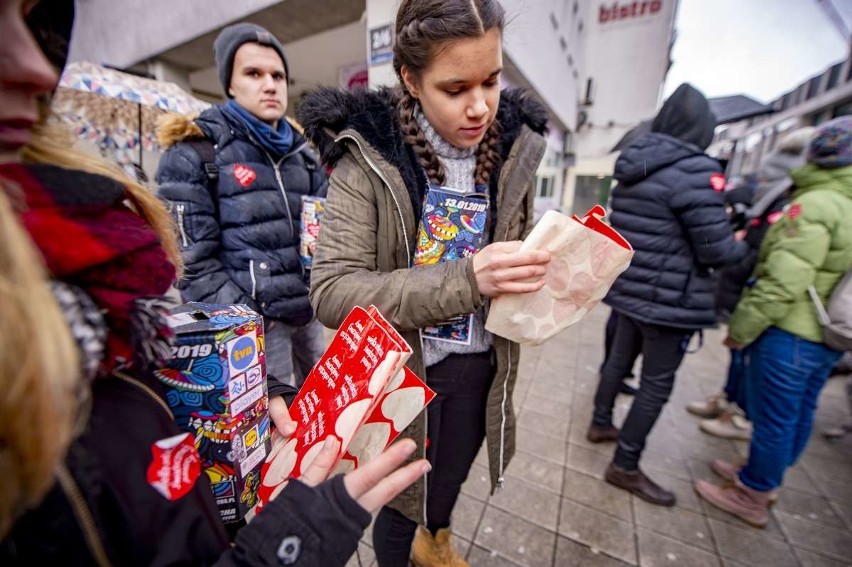Finał WOŚP w Poznaniu 2019: Wolontariusze zbierają pieniądze na ulicach. Pogoda im niestraszna [ZDJĘCIA]